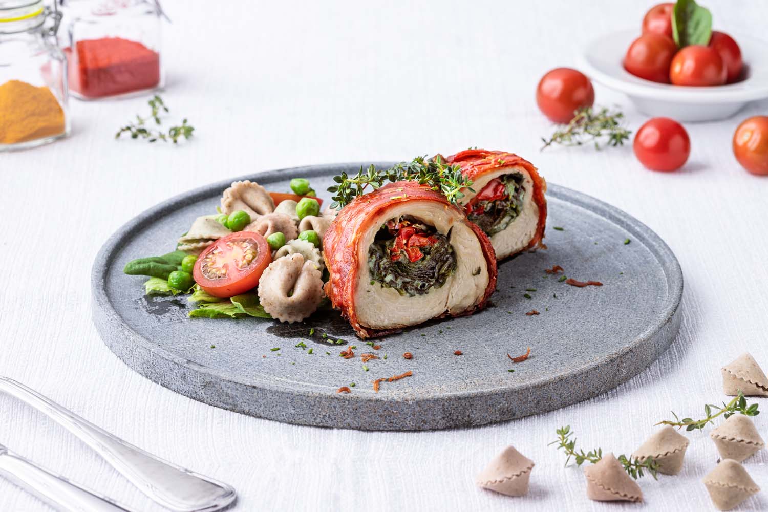 Receita prática FRANGO À ROLÊ COM SALADA DE TORTELLINI