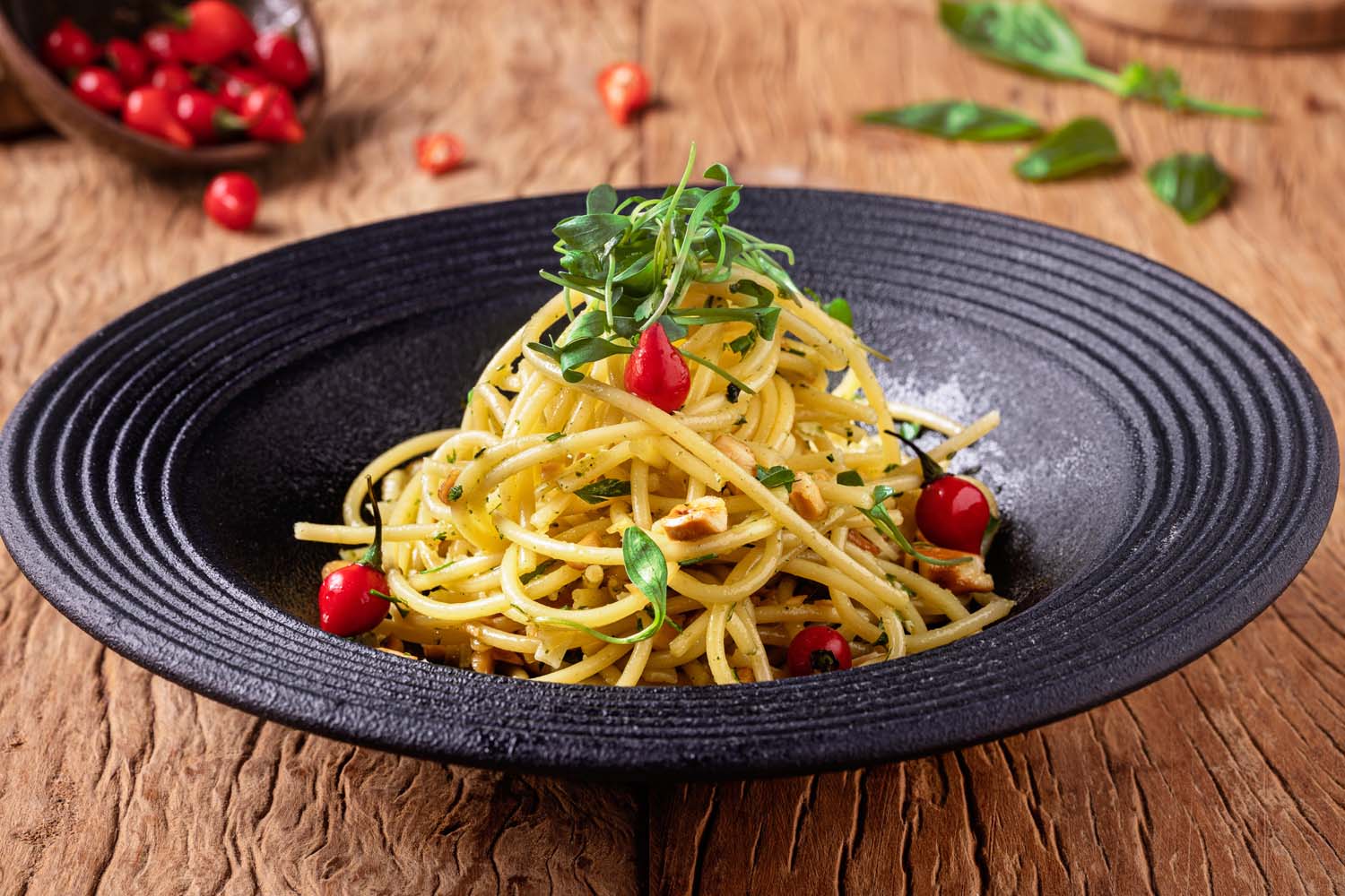 ESPAGUETE COM PESTO DE COENTRO E CASTANHA DE CAJU