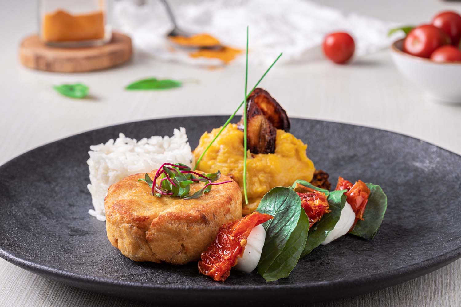 HAMBÚRGUER DE FILÉ DE MERLUZA COM PURÊ DE BANANA DA TERRA