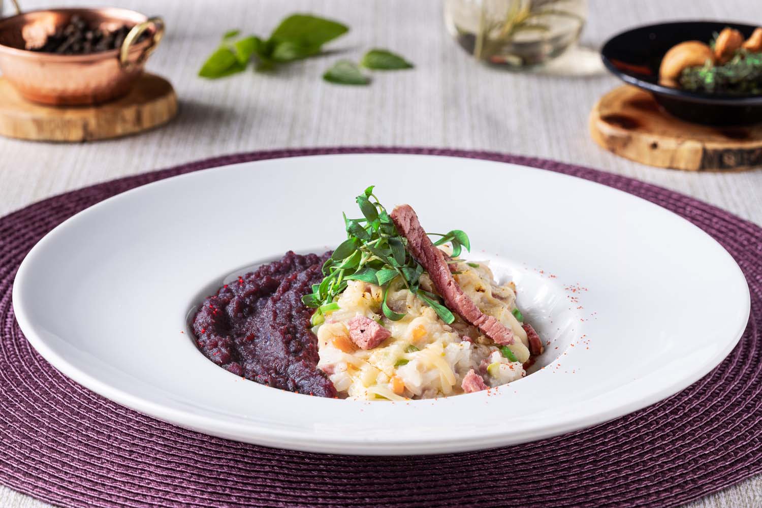 RISOTO DE CARNE SECA COM PURÊ DE CARÁ ROXO
